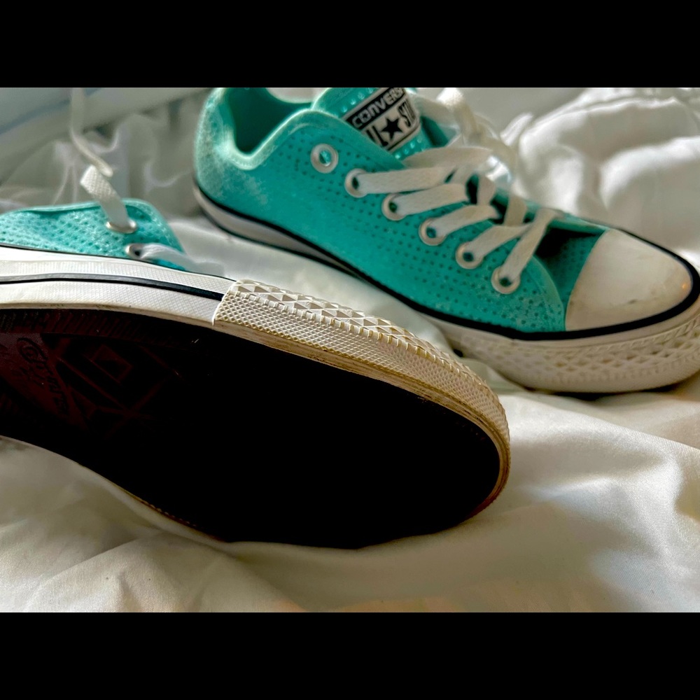 Size 7 turquoise Converse All-Star